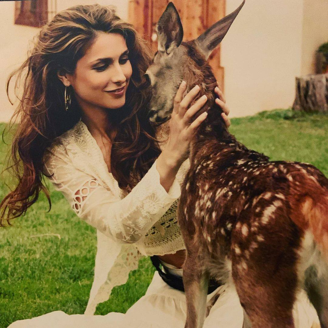 Paloma Cuevas presume de jardín en la casa familiar. 