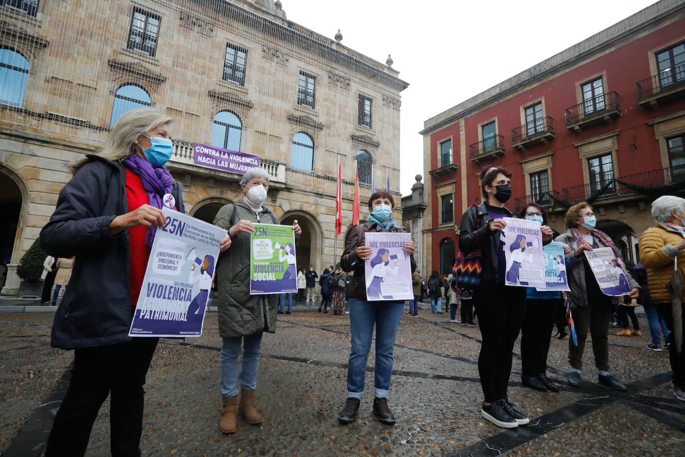 Las calles de Asturias se han teñido de morado este miércoles, 25N, para reivindicar el fin de la violencia contra la mujeres. Se han celebrado también minutos de silencio frente a los Ayuntamientos del Principado por las víctimas de violencia de género, en el día en que se conmemora el 'Día Internacional de la Eliminación de la Violencia contra las Mujeres'. Así, por ejemplo, las manifestantes de Gijón portaban carteles con el lema «Un patriarcado, mil violencias», o el Consejo Municipal de la Mujer de San Martín del Rey Auerlio ha salido a la calle con una pancarta en la que se podía leer «Sin igualdad no hay libertad» 