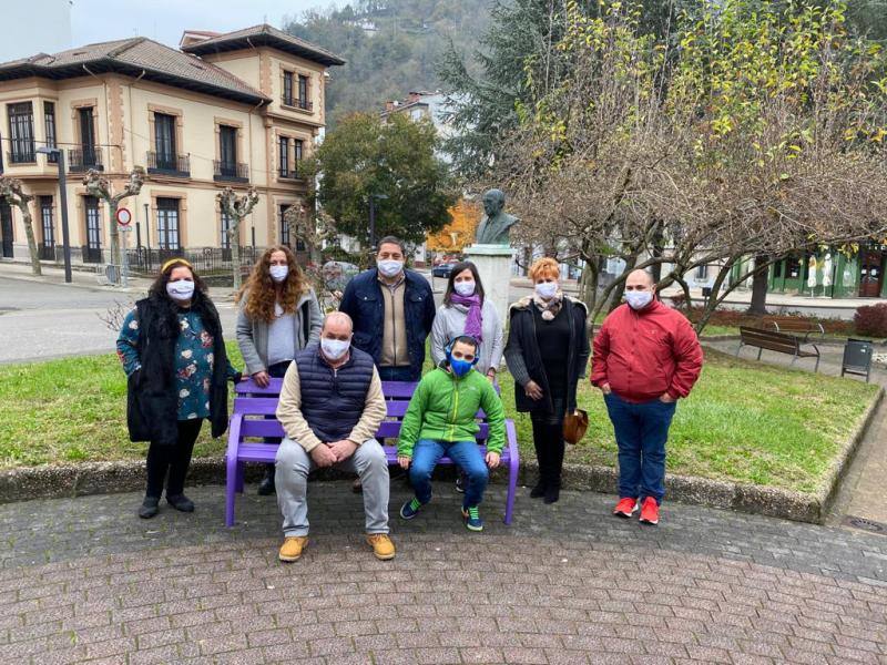 Las calles de Asturias se han teñido de morado este miércoles, 25N, para reivindicar el fin de la violencia contra la mujeres. Se han celebrado también minutos de silencio frente a los Ayuntamientos del Principado por las víctimas de violencia de género, en el día en que se conmemora el 'Día Internacional de la Eliminación de la Violencia contra las Mujeres'. Así, por ejemplo, las manifestantes de Gijón portaban carteles con el lema «Un patriarcado, mil violencias», o el Consejo Municipal de la Mujer de San Martín del Rey Auerlio ha salido a la calle con una pancarta en la que se podía leer «Sin igualdad no hay libertad» 