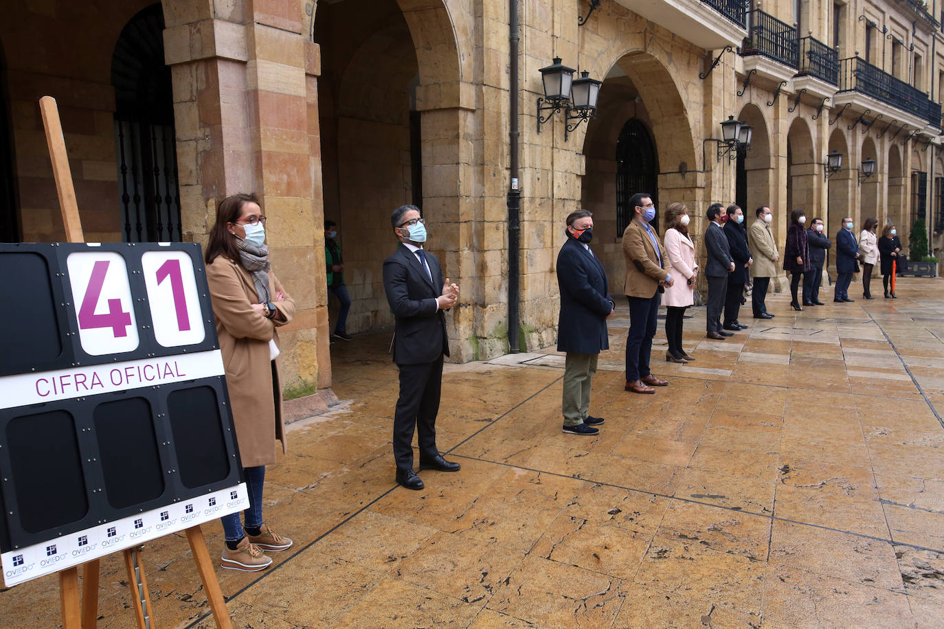 Las calles de Asturias se han teñido de morado este miércoles, 25N, para reivindicar el fin de la violencia contra la mujeres. Se han celebrado también minutos de silencio frente a los Ayuntamientos del Principado por las víctimas de violencia de género, en el día en que se conmemora el 'Día Internacional de la Eliminación de la Violencia contra las Mujeres'. Así, por ejemplo, las manifestantes de Gijón portaban carteles con el lema «Un patriarcado, mil violencias», o el Consejo Municipal de la Mujer de San Martín del Rey Auerlio ha salido a la calle con una pancarta en la que se podía leer «Sin igualdad no hay libertad» 