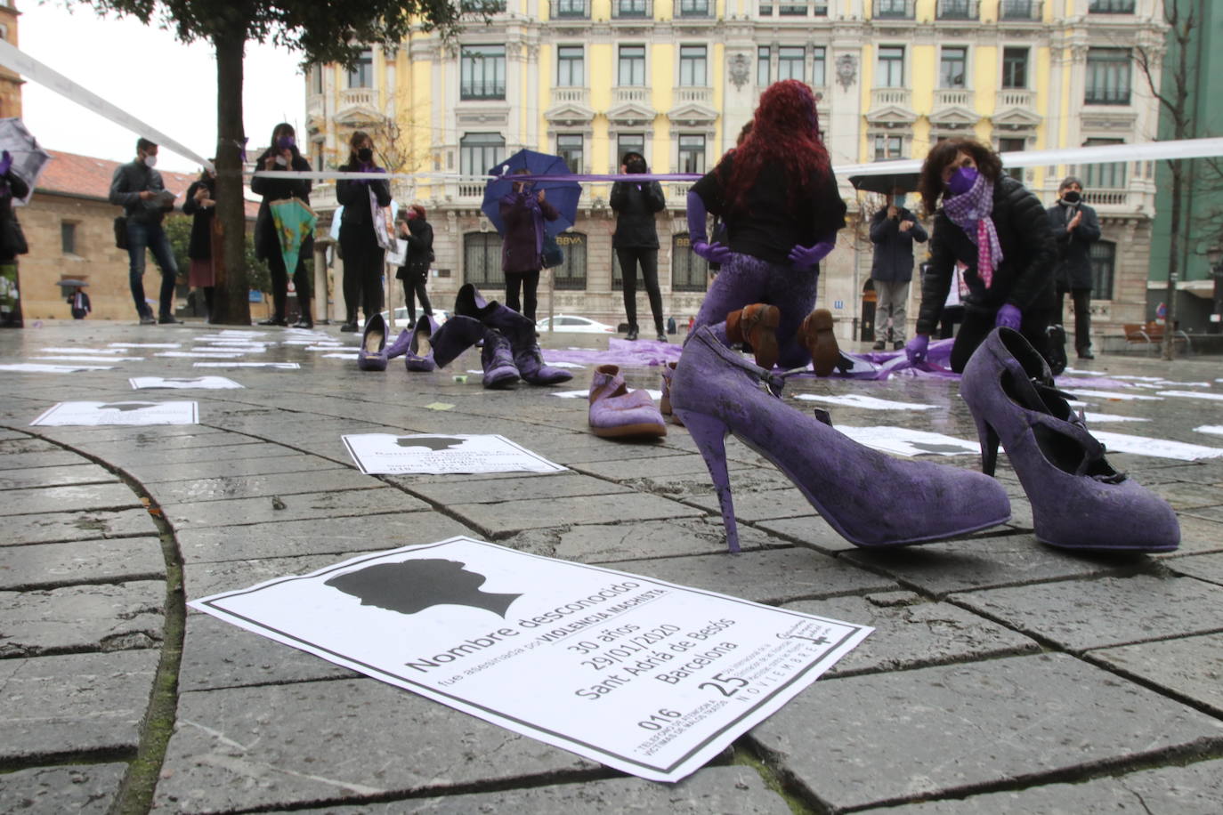 Las calles de Asturias se han teñido de morado este miércoles, 25N, para reivindicar el fin de la violencia contra la mujeres. Se han celebrado también minutos de silencio frente a los Ayuntamientos del Principado por las víctimas de violencia de género, en el día en que se conmemora el 'Día Internacional de la Eliminación de la Violencia contra las Mujeres'. Así, por ejemplo, las manifestantes de Gijón portaban carteles con el lema «Un patriarcado, mil violencias», o el Consejo Municipal de la Mujer de San Martín del Rey Auerlio ha salido a la calle con una pancarta en la que se podía leer «Sin igualdad no hay libertad» 