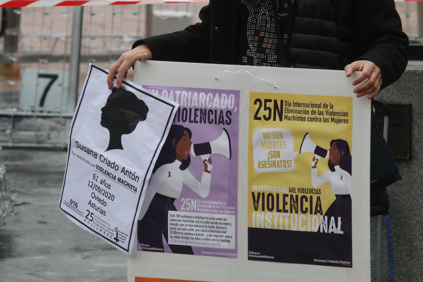 Las calles de Asturias se han teñido de morado este miércoles, 25N, para reivindicar el fin de la violencia contra la mujeres. Se han celebrado también minutos de silencio frente a los Ayuntamientos del Principado por las víctimas de violencia de género, en el día en que se conmemora el 'Día Internacional de la Eliminación de la Violencia contra las Mujeres'. Así, por ejemplo, las manifestantes de Gijón portaban carteles con el lema «Un patriarcado, mil violencias», o el Consejo Municipal de la Mujer de San Martín del Rey Auerlio ha salido a la calle con una pancarta en la que se podía leer «Sin igualdad no hay libertad» 