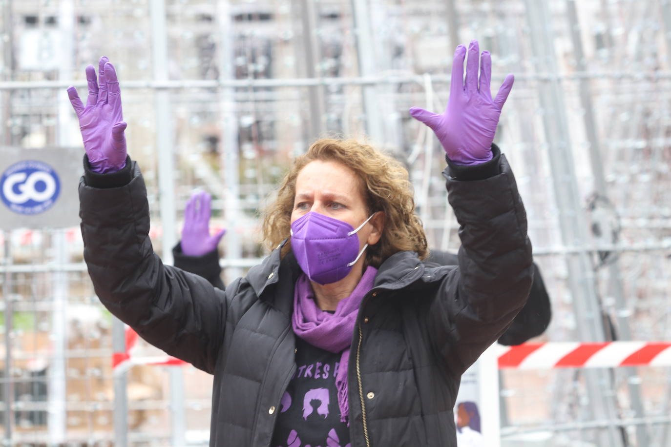 Las calles de Asturias se han teñido de morado este miércoles, 25N, para reivindicar el fin de la violencia contra la mujeres. Se han celebrado también minutos de silencio frente a los Ayuntamientos del Principado por las víctimas de violencia de género, en el día en que se conmemora el 'Día Internacional de la Eliminación de la Violencia contra las Mujeres'. Así, por ejemplo, las manifestantes de Gijón portaban carteles con el lema «Un patriarcado, mil violencias», o el Consejo Municipal de la Mujer de San Martín del Rey Auerlio ha salido a la calle con una pancarta en la que se podía leer «Sin igualdad no hay libertad» 