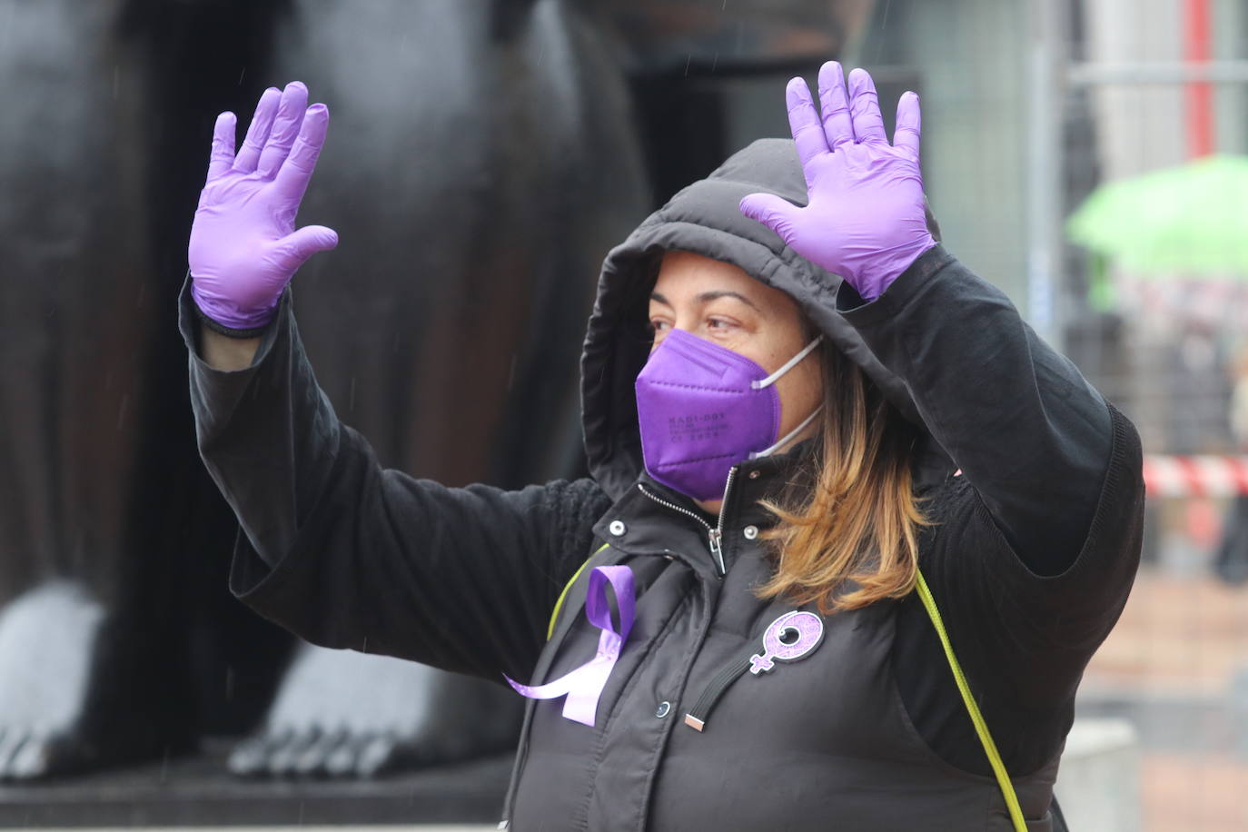 Las calles de Asturias se han teñido de morado este miércoles, 25N, para reivindicar el fin de la violencia contra la mujeres. Se han celebrado también minutos de silencio frente a los Ayuntamientos del Principado por las víctimas de violencia de género, en el día en que se conmemora el 'Día Internacional de la Eliminación de la Violencia contra las Mujeres'. Así, por ejemplo, las manifestantes de Gijón portaban carteles con el lema «Un patriarcado, mil violencias», o el Consejo Municipal de la Mujer de San Martín del Rey Auerlio ha salido a la calle con una pancarta en la que se podía leer «Sin igualdad no hay libertad» 