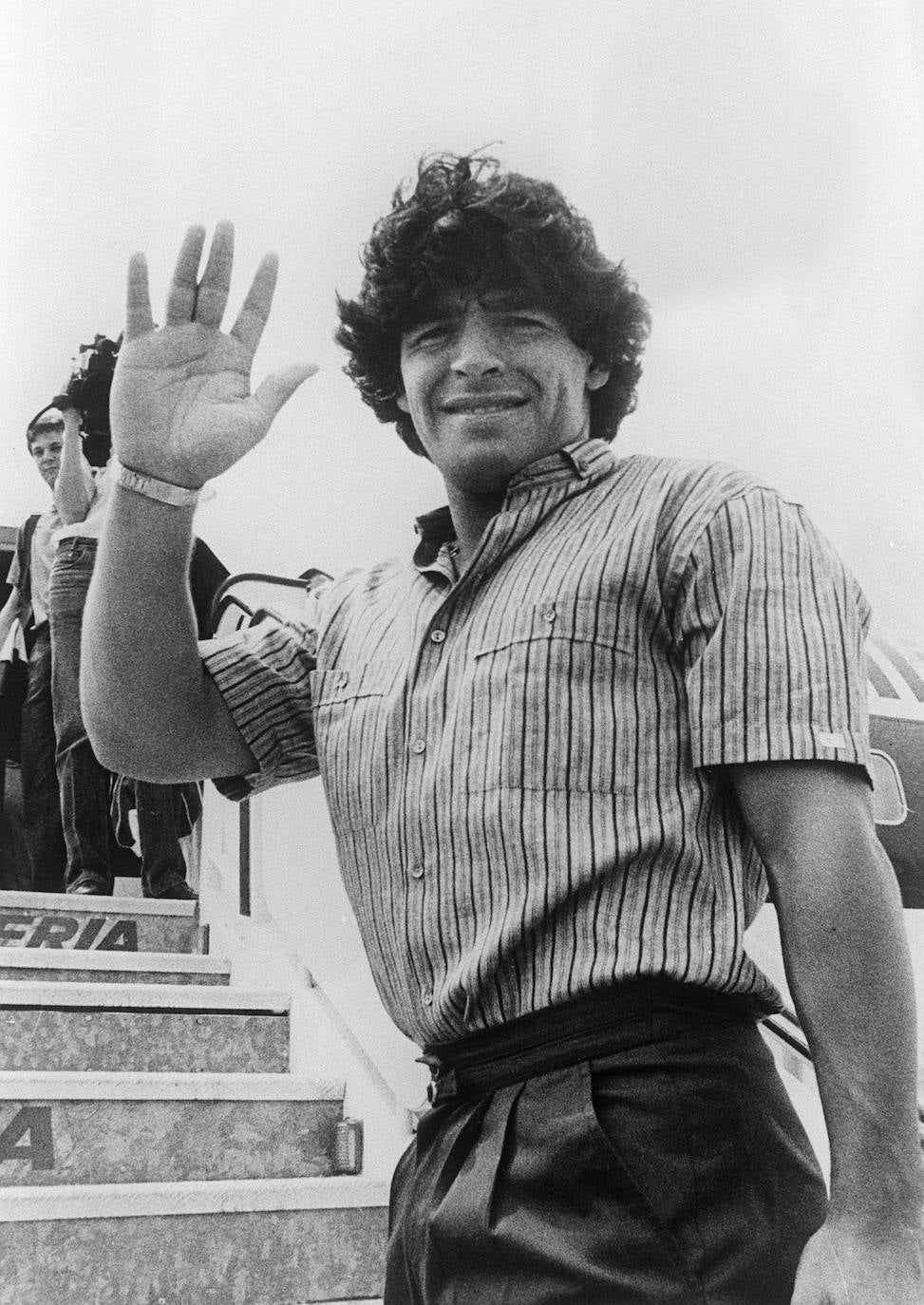 El astro del fútbol Diego Armando Maradona ha fallecido este miércoles, 25 de noviembre, a los 60 años a causa de un paro cardiorrespiratorio. A principios de noviembre, el argentino había estado ingresado durante diez días en una clínica de Buenos Aires por anemia, deshidratación y con un «bajón anímico», pero al hacerle chequeos se le diagnosticó un hematoma subdural por el que fue operado