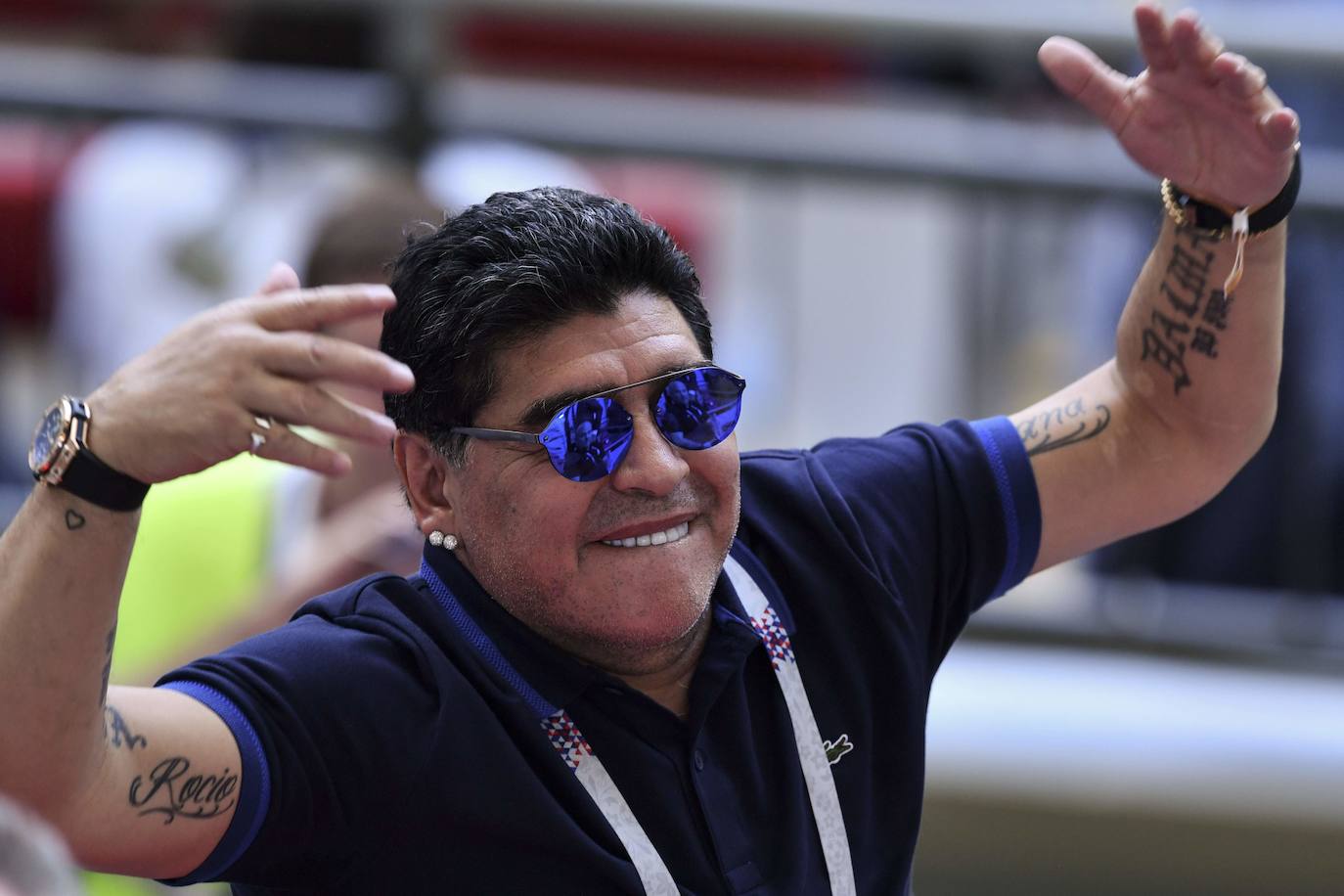 El astro del fútbol Diego Armando Maradona ha fallecido este miércoles, 25 de noviembre, a los 60 años a causa de un paro cardiorrespiratorio. A principios de noviembre, el argentino había estado ingresado durante diez días en una clínica de Buenos Aires por anemia, deshidratación y con un «bajón anímico», pero al hacerle chequeos se le diagnosticó un hematoma subdural por el que fue operado