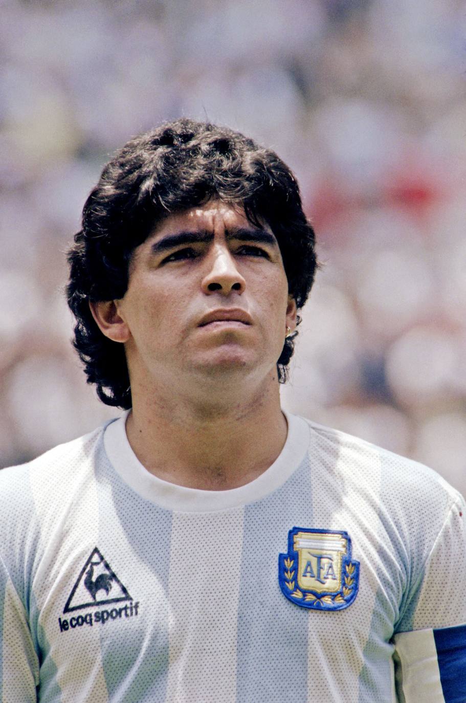 El astro del fútbol Diego Armando Maradona ha fallecido este miércoles, 25 de noviembre, a los 60 años a causa de un paro cardiorrespiratorio. A principios de noviembre, el argentino había estado ingresado durante diez días en una clínica de Buenos Aires por anemia, deshidratación y con un «bajón anímico», pero al hacerle chequeos se le diagnosticó un hematoma subdural por el que fue operado