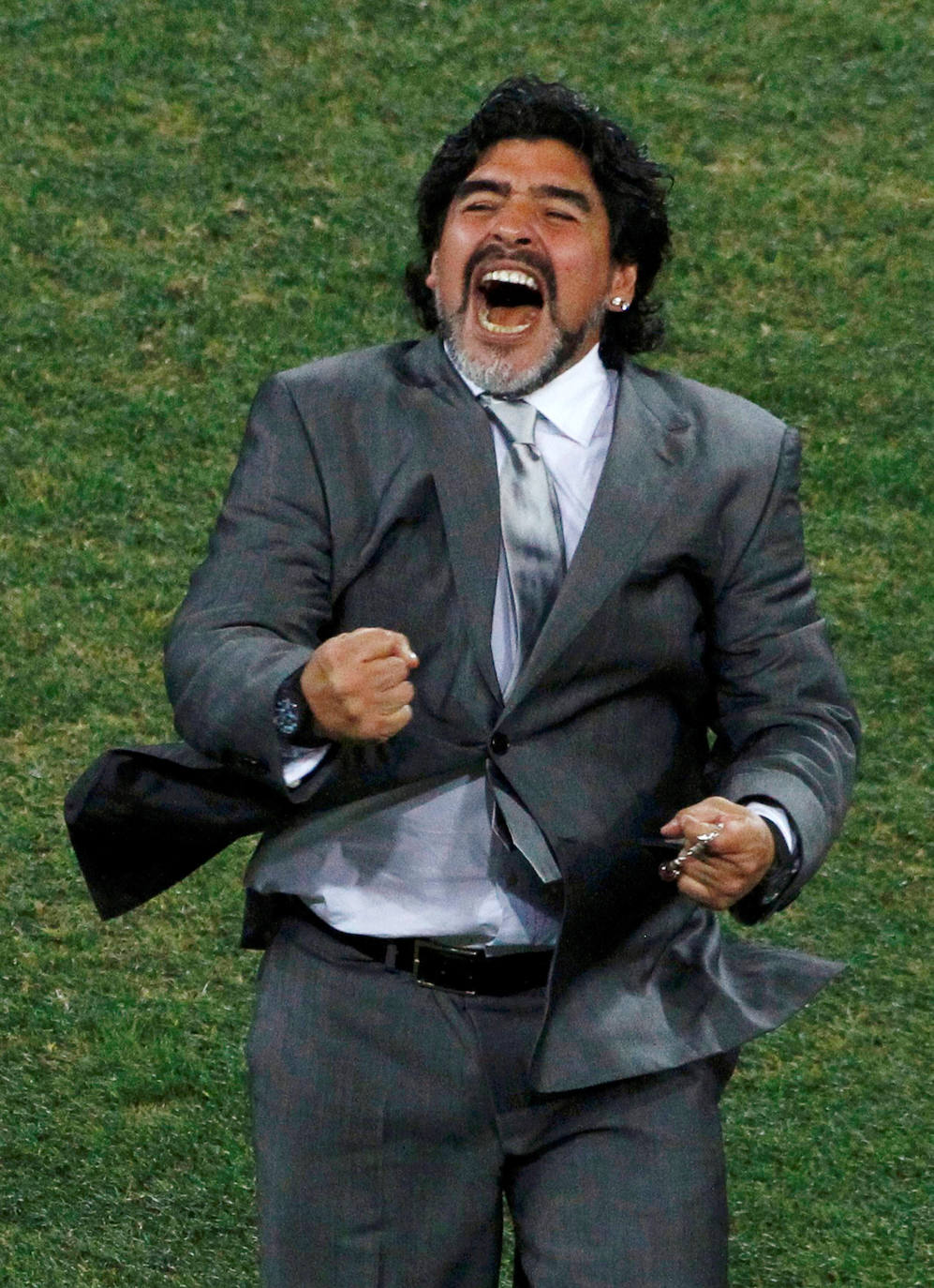 El astro del fútbol Diego Armando Maradona ha fallecido este miércoles, 25 de noviembre, a los 60 años a causa de un paro cardiorrespiratorio. A principios de noviembre, el argentino había estado ingresado durante diez días en una clínica de Buenos Aires por anemia, deshidratación y con un «bajón anímico», pero al hacerle chequeos se le diagnosticó un hematoma subdural por el que fue operado