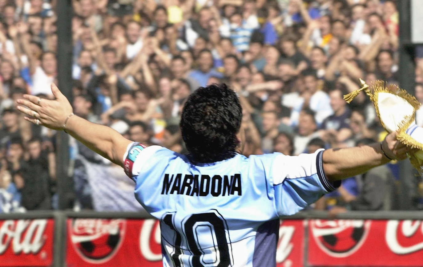 El astro del fútbol Diego Armando Maradona ha fallecido este miércoles, 25 de noviembre, a los 60 años a causa de un paro cardiorrespiratorio. A principios de noviembre, el argentino había estado ingresado durante diez días en una clínica de Buenos Aires por anemia, deshidratación y con un «bajón anímico», pero al hacerle chequeos se le diagnosticó un hematoma subdural por el que fue operado