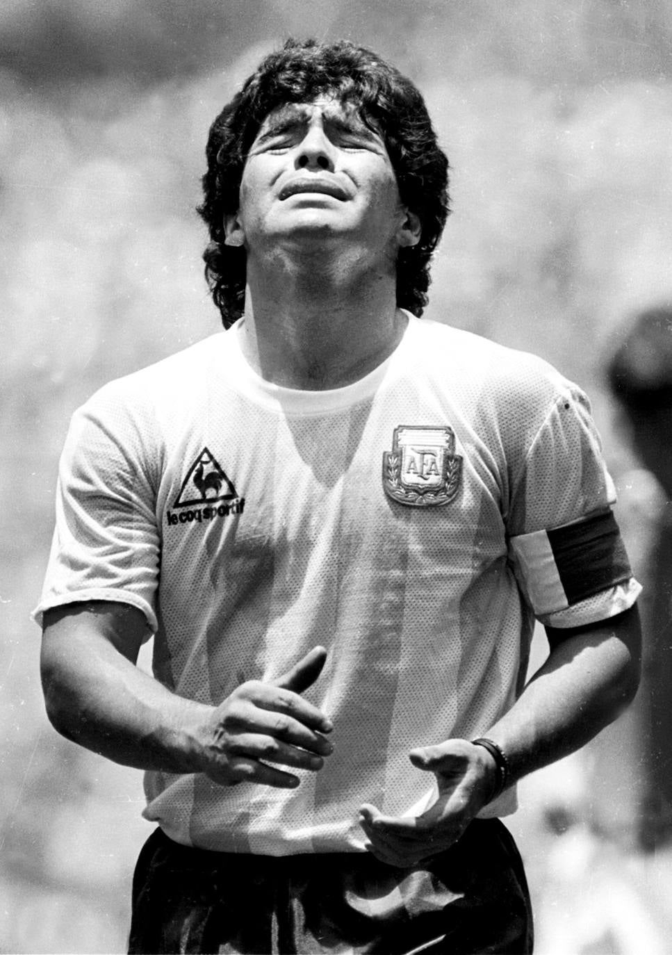 El astro del fútbol Diego Armando Maradona ha fallecido este miércoles, 25 de noviembre, a los 60 años a causa de un paro cardiorrespiratorio. A principios de noviembre, el argentino había estado ingresado durante diez días en una clínica de Buenos Aires por anemia, deshidratación y con un «bajón anímico», pero al hacerle chequeos se le diagnosticó un hematoma subdural por el que fue operado