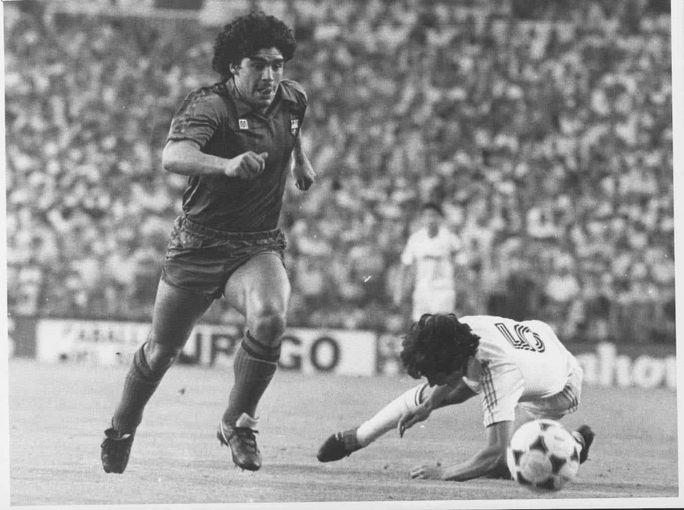 El astro del fútbol Diego Armando Maradona ha fallecido este miércoles, 25 de noviembre, a los 60 años a causa de un paro cardiorrespiratorio. A principios de noviembre, el argentino había estado ingresado durante diez días en una clínica de Buenos Aires por anemia, deshidratación y con un «bajón anímico», pero al hacerle chequeos se le diagnosticó un hematoma subdural por el que fue operado