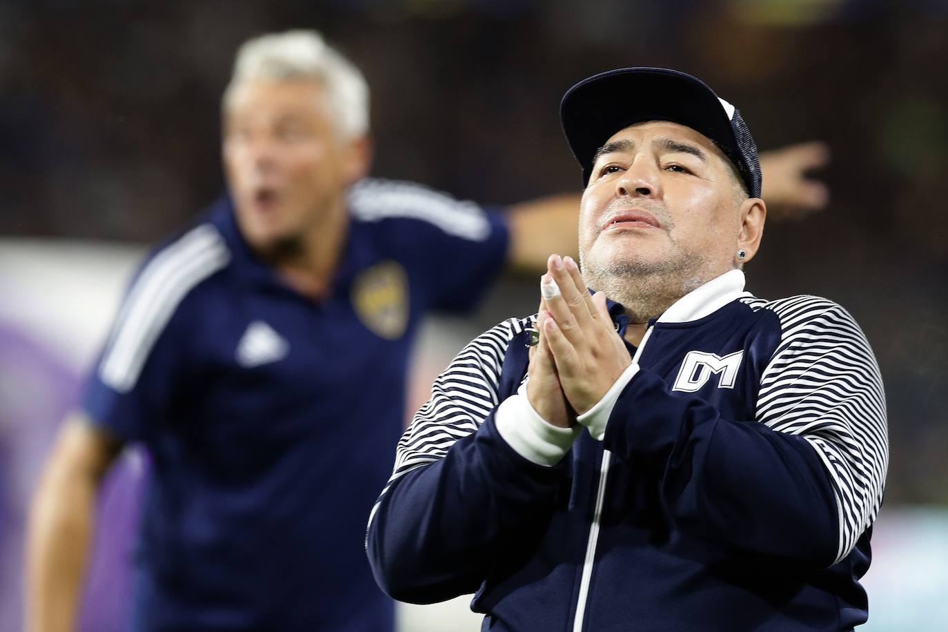 El astro del fútbol Diego Armando Maradona ha fallecido este miércoles, 25 de noviembre, a los 60 años a causa de un paro cardiorrespiratorio. A principios de noviembre, el argentino había estado ingresado durante diez días en una clínica de Buenos Aires por anemia, deshidratación y con un «bajón anímico», pero al hacerle chequeos se le diagnosticó un hematoma subdural por el que fue operado