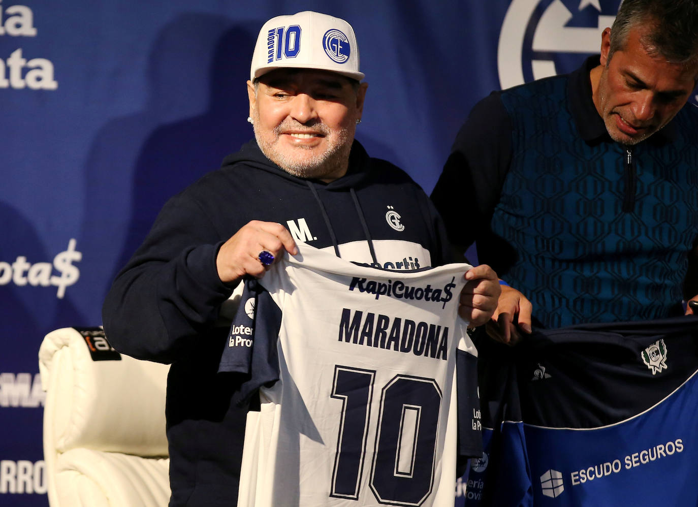 El astro del fútbol Diego Armando Maradona ha fallecido este miércoles, 25 de noviembre, a los 60 años a causa de un paro cardiorrespiratorio. A principios de noviembre, el argentino había estado ingresado durante diez días en una clínica de Buenos Aires por anemia, deshidratación y con un «bajón anímico», pero al hacerle chequeos se le diagnosticó un hematoma subdural por el que fue operado