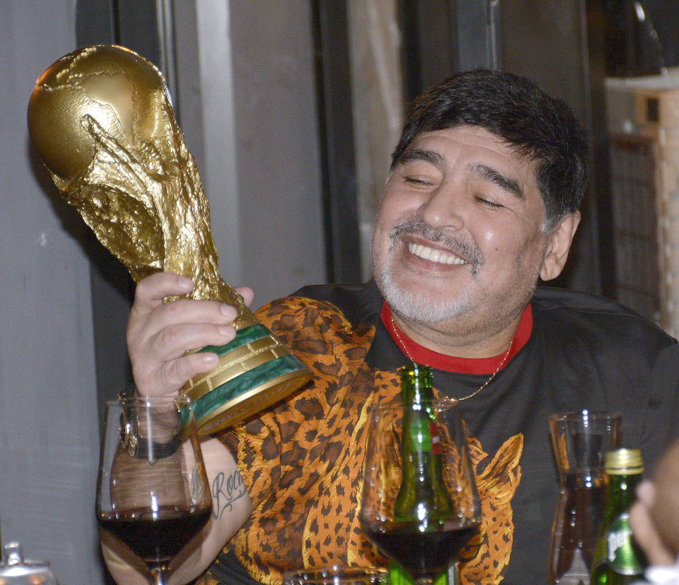 El astro del fútbol Diego Armando Maradona ha fallecido este miércoles, 25 de noviembre, a los 60 años a causa de un paro cardiorrespiratorio. A principios de noviembre, el argentino había estado ingresado durante diez días en una clínica de Buenos Aires por anemia, deshidratación y con un «bajón anímico», pero al hacerle chequeos se le diagnosticó un hematoma subdural por el que fue operado