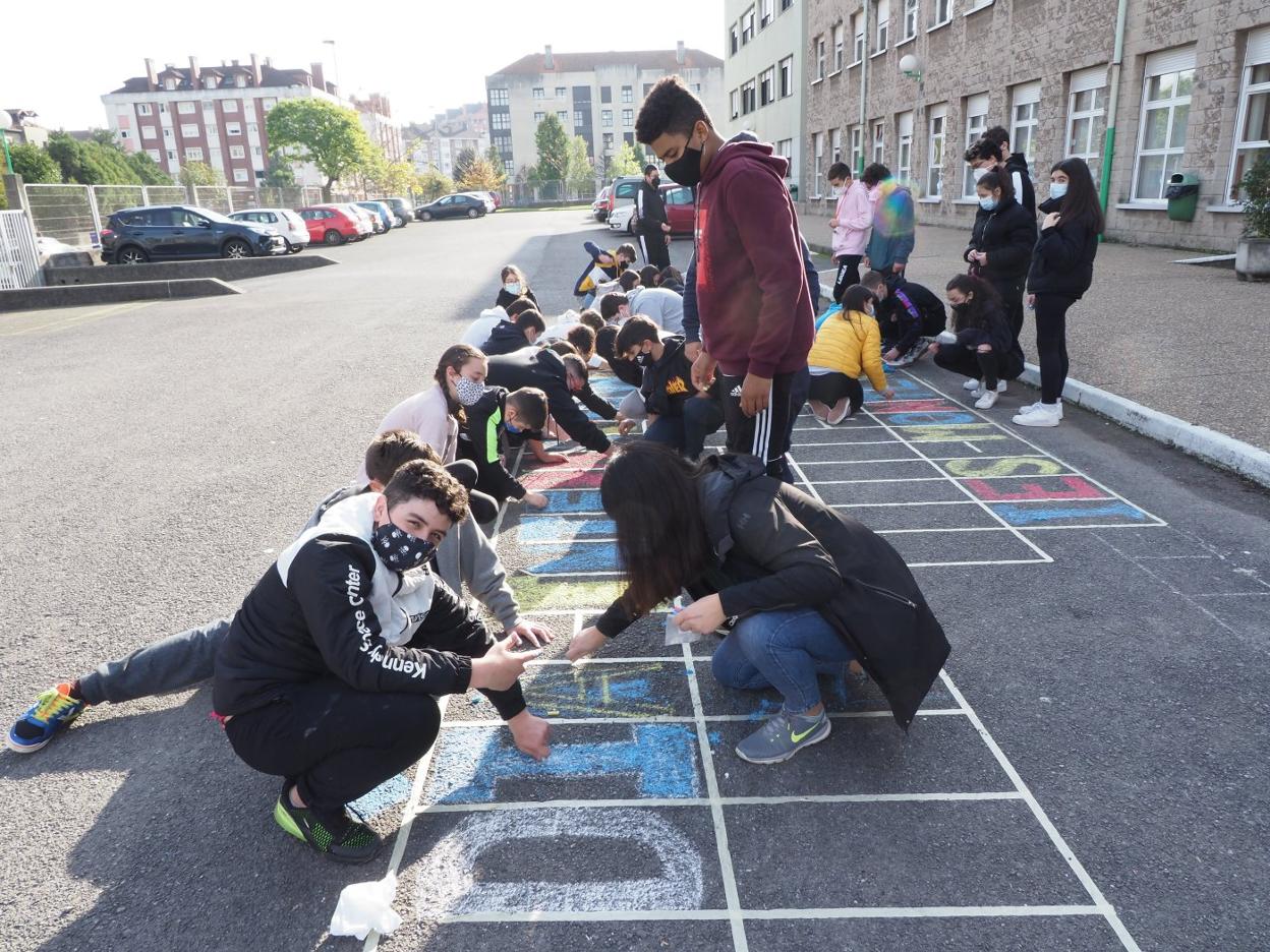 Alumnos del IES Montevil pintaron un gran mural en el suelo de la entrada del centro. 