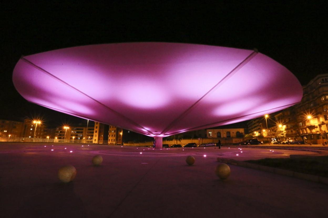 La plaza del Paraguas, de Siero, fue iluminada ayer de color morado a modo de antesala del 25N. 