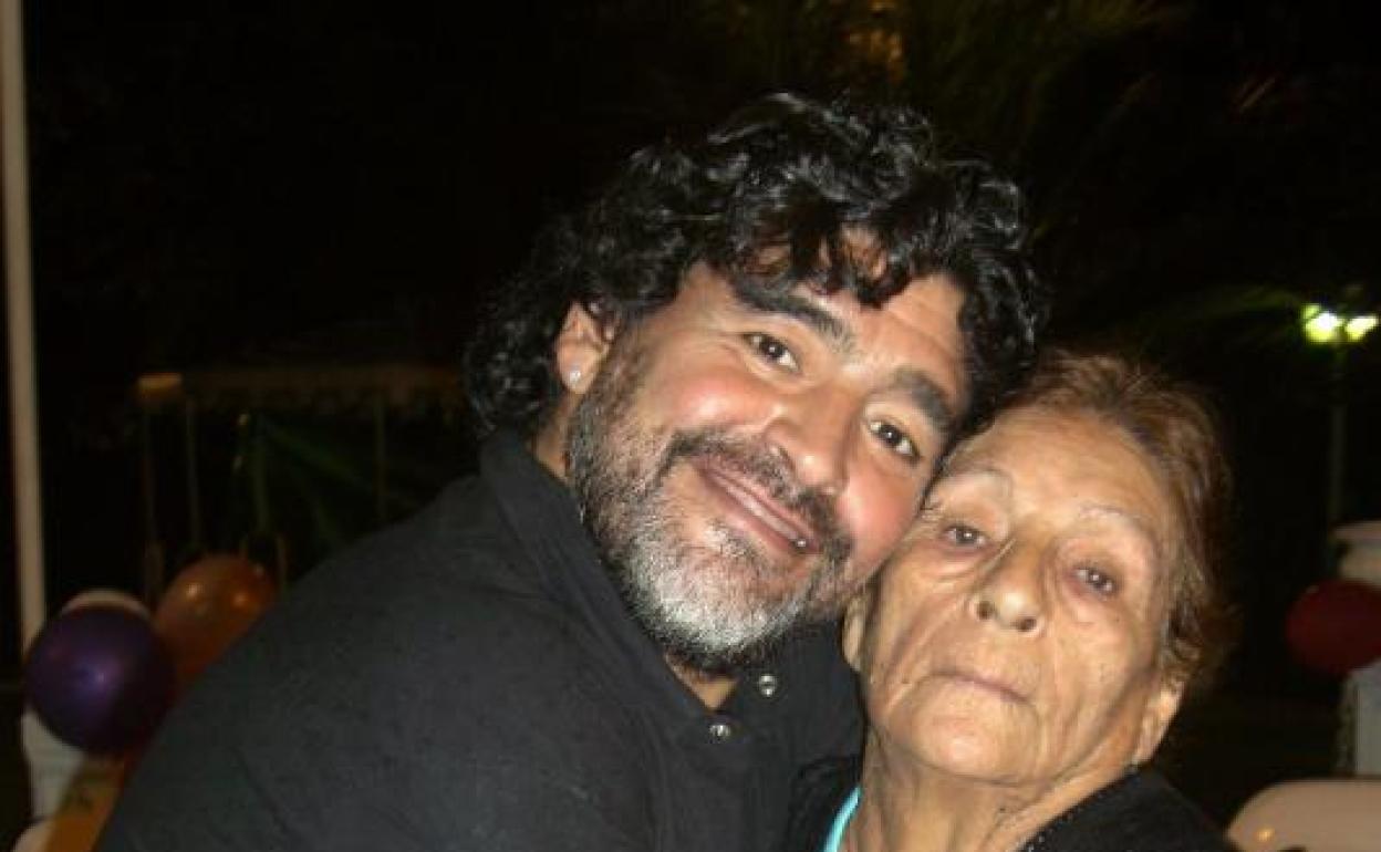 Maradona y su madre Dalma en septiembre de 2011. 