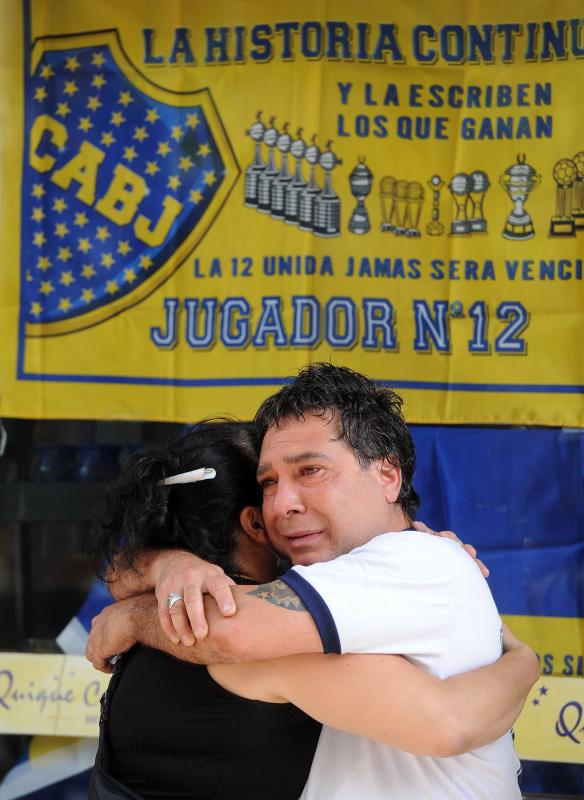 El mundo entero y, en especial Argentina, llora la muerte de Diego Armando Maradona. El 'Dios del fútbol' falleció el pasado miércoles a los 60 años, mientras se recuperaba de una operación cerebral. La afición de todo el planeta ha salido a las calles para rendirle tributo. Así, por ejemplo, se han creado altares improvisados en Italia, España, India, Siria, Indonesia o Brasil. En su país natal se han decretado tres días de luto oficial y el velatorio del 'El Peluca' será en la Casa Rosada —sede del Poder Ejecutivo de la República Argentina—, donde el gobierno prevé que acuda más de un millón de personas para despedir a Maradona. 