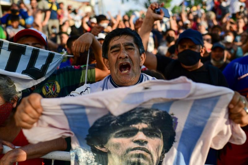 El mundo entero y, en especial Argentina, llora la muerte de Diego Armando Maradona. El 'Dios del fútbol' falleció el pasado miércoles a los 60 años, mientras se recuperaba de una operación cerebral. La afición de todo el planeta ha salido a las calles para rendirle tributo. Así, por ejemplo, se han creado altares improvisados en Italia, España, India, Siria, Indonesia o Brasil. En su país natal se han decretado tres días de luto oficial y el velatorio del 'El Peluca' será en la Casa Rosada —sede del Poder Ejecutivo de la República Argentina—, donde el gobierno prevé que acuda más de un millón de personas para despedir a Maradona. 