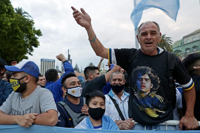 El mundo entero y, en especial Argentina, llora la muerte de Diego Armando Maradona. El 'Dios del fútbol' falleció el pasado miércoles a los 60 años, mientras se recuperaba de una operación cerebral. La afición de todo el planeta ha salido a las calles para rendirle tributo. Así, por ejemplo, se han creado altares improvisados en Italia, España, India, Siria, Indonesia o Brasil. En su país natal se han decretado tres días de luto oficial y el velatorio del 'El Peluca' será en la Casa Rosada —sede del Poder Ejecutivo de la República Argentina—, donde el gobierno prevé que acuda más de un millón de personas para despedir a Maradona. 