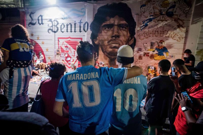 El mundo entero y, en especial Argentina, llora la muerte de Diego Armando Maradona. El 'Dios del fútbol' falleció el pasado miércoles a los 60 años, mientras se recuperaba de una operación cerebral. La afición de todo el planeta ha salido a las calles para rendirle tributo. Así, por ejemplo, se han creado altares improvisados en Italia, España, India, Siria, Indonesia o Brasil. En su país natal se han decretado tres días de luto oficial y el velatorio del 'El Peluca' será en la Casa Rosada —sede del Poder Ejecutivo de la República Argentina—, donde el gobierno prevé que acuda más de un millón de personas para despedir a Maradona. 