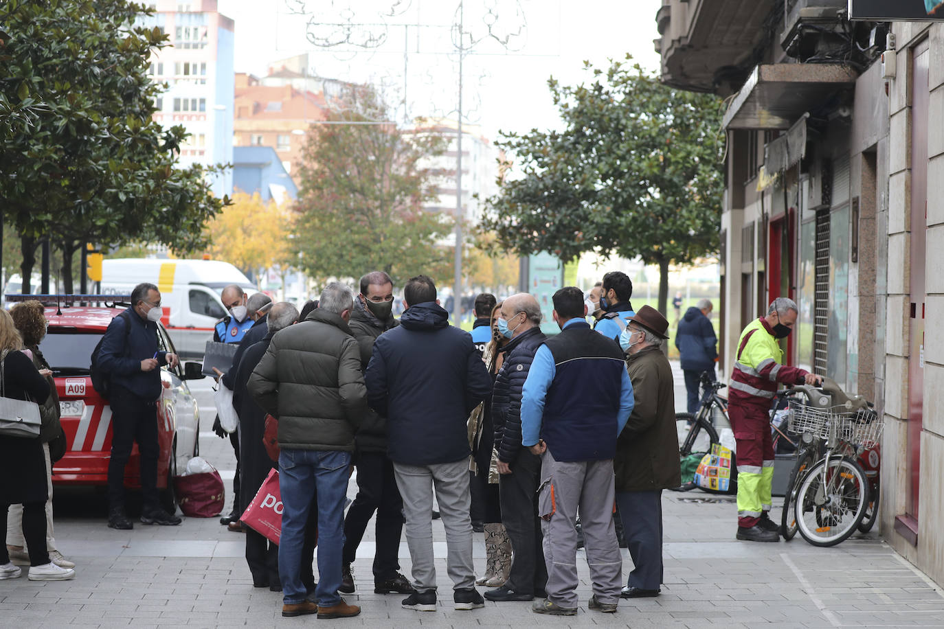 La Policía Local de Gijón ha desalojado este jueves a ocho personas que habían okupado un inmueble situado en la calle Langreo. En el domicilio encontraron maletas, colchones, mantas, un perro y hasta dos bicicletas del Ayuntamiento