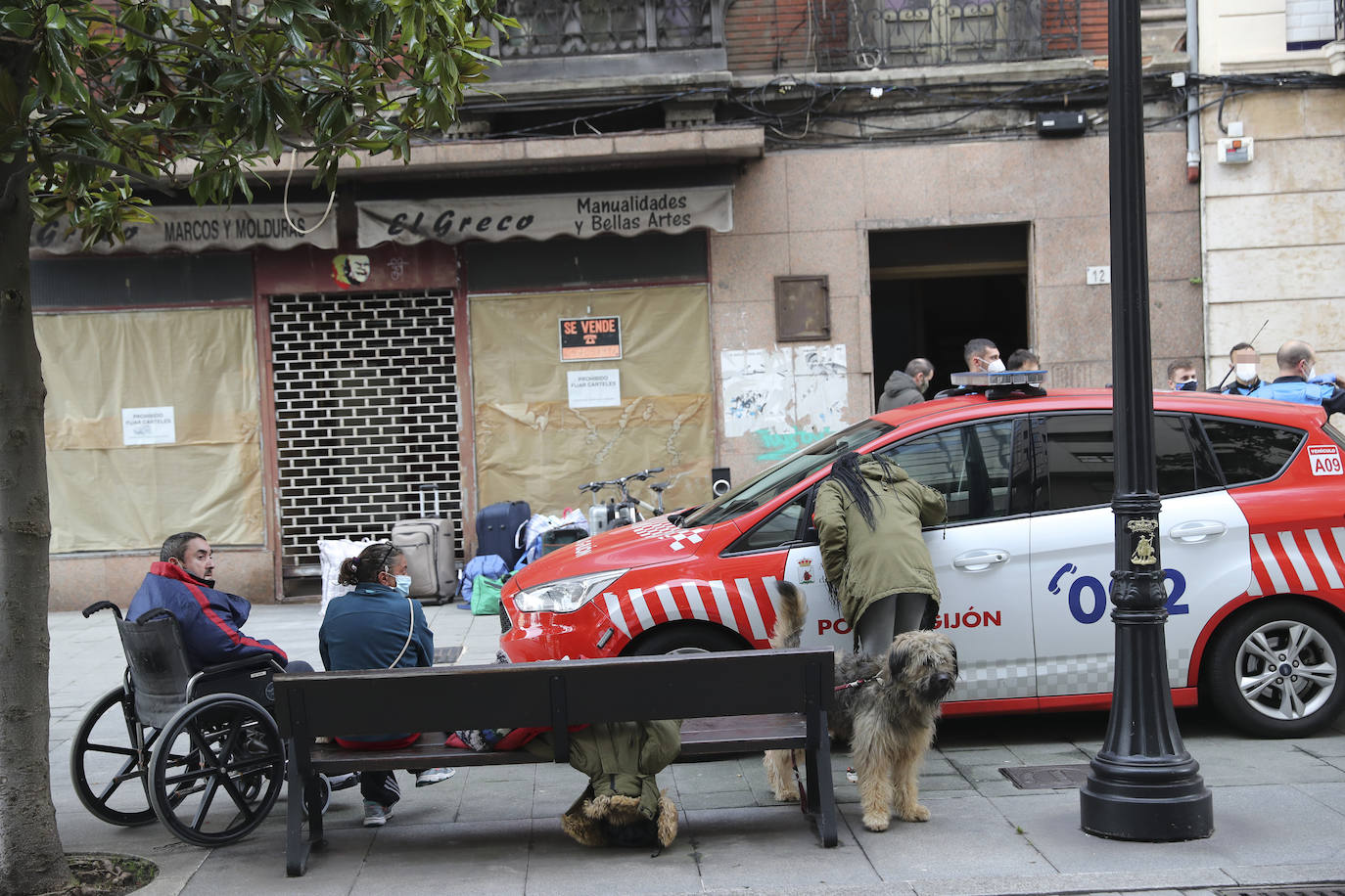 La Policía Local de Gijón ha desalojado este jueves a ocho personas que habían okupado un inmueble situado en la calle Langreo. En el domicilio encontraron maletas, colchones, mantas, un perro y hasta dos bicicletas del Ayuntamiento