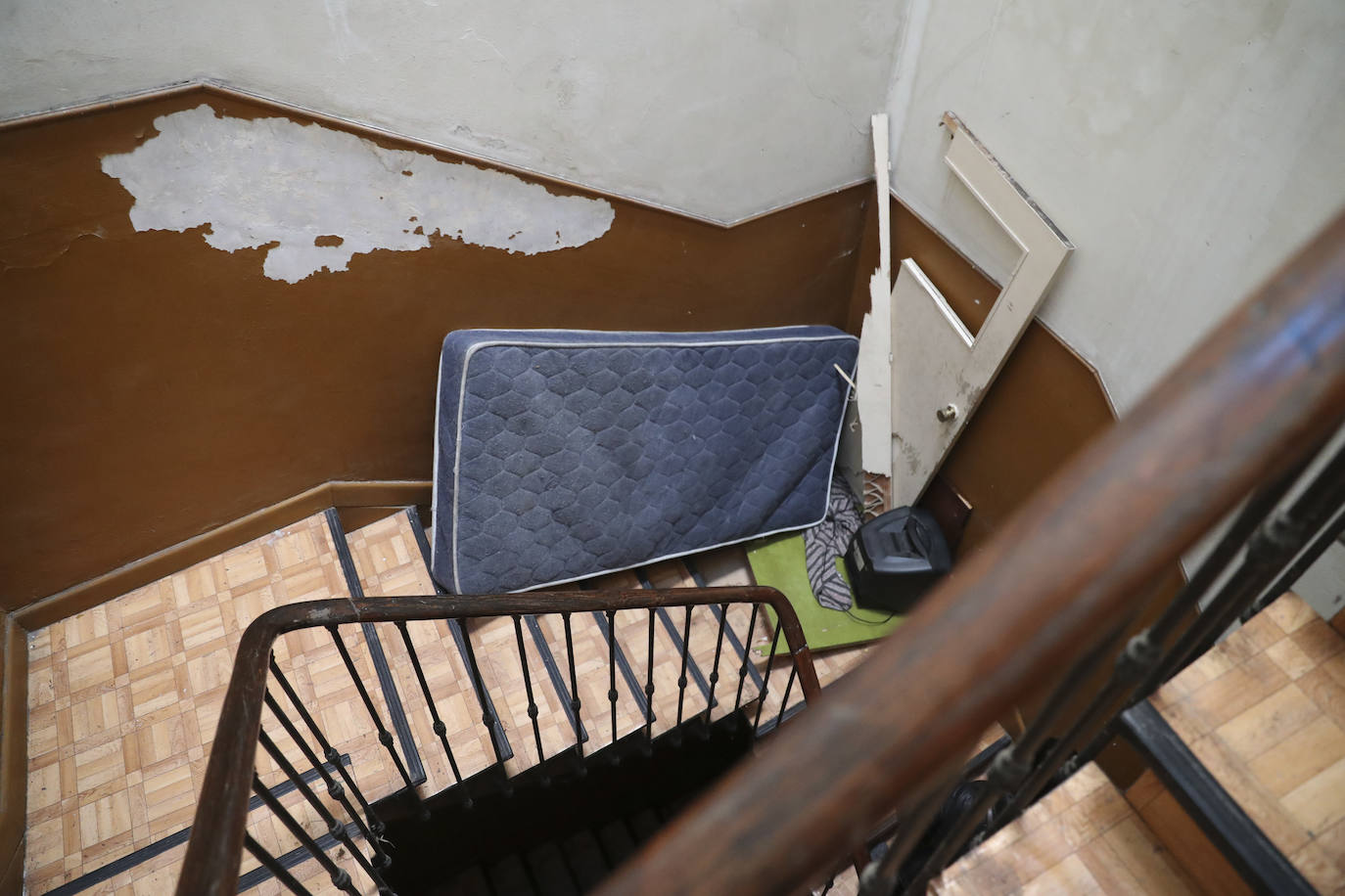 La Policía Local de Gijón ha desalojado este jueves a ocho personas que habían okupado un inmueble situado en la calle Langreo. En el domicilio encontraron maletas, colchones, mantas, un perro y hasta dos bicicletas del Ayuntamiento