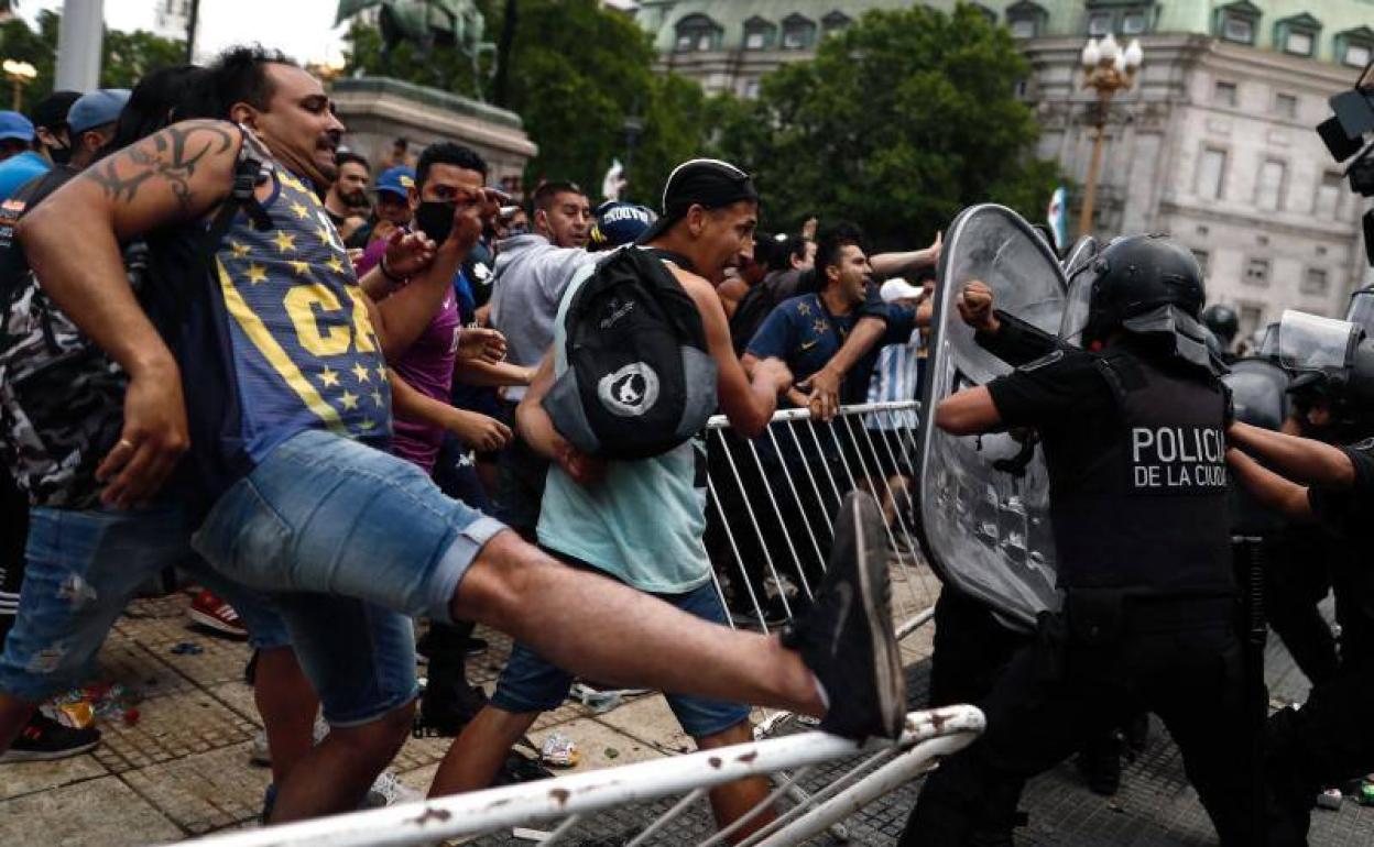 Seguidores de Maradona se enfrentan a la Policía en Buenos Aires.