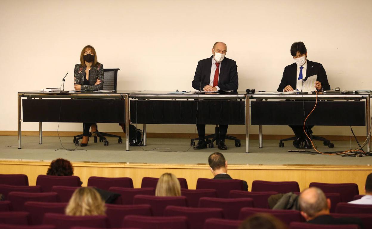 Los consejeros Ana Cárcaba, Juan Cofiño y Borja Sánchez, en la sesión constitutiva del Comité Asesor de fondos europeos. 