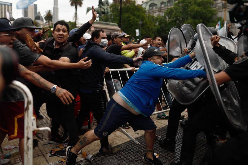 Incidentes provocados por un grupo de personas en la capilla ardiente de Maradona, situada en la Casa Rosada, obligó a la Policía a intervenir y a retirar el féretro.