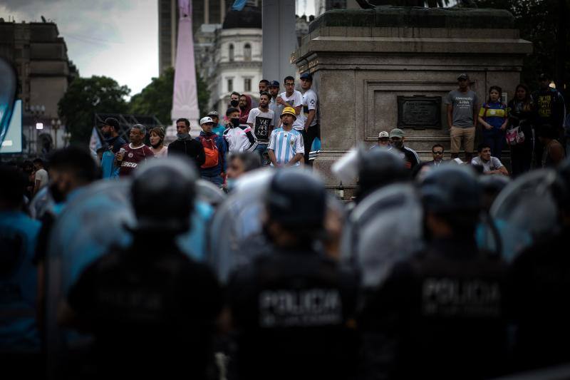 Incidentes provocados por un grupo de personas en la capilla ardiente de Maradona, situada en la Casa Rosada, obligó a la Policía a intervenir y a retirar el féretro.