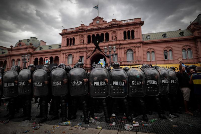 Incidentes provocados por un grupo de personas en la capilla ardiente de Maradona, situada en la Casa Rosada, obligó a la Policía a intervenir y a retirar el féretro.