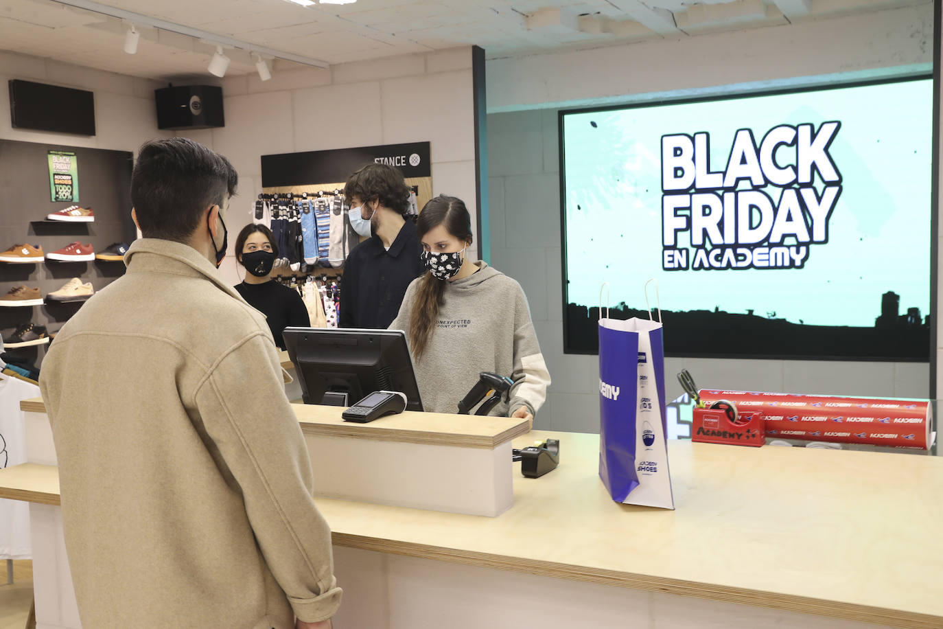 El pequeño comercio asturiano también se ha querido sumar este viernes a las ofertas del Black Friday.