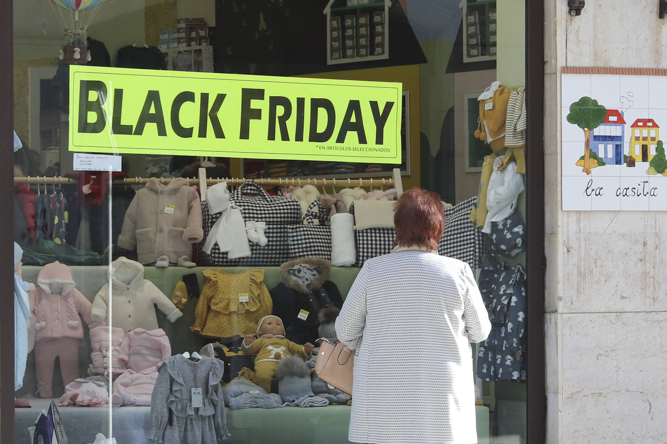 El pequeño comercio asturiano también se ha querido sumar este viernes a las ofertas del Black Friday.
