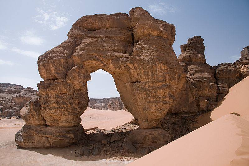 Arco natural de Forzhaga, en Akakus, Sáhara (Libia). En Akakus se forma una cadena montañosa en pleno desierto del distrito de Ghat, al oeste de Libia. Uno de sus principales atractivos es el Arco de Fozzigiaren.