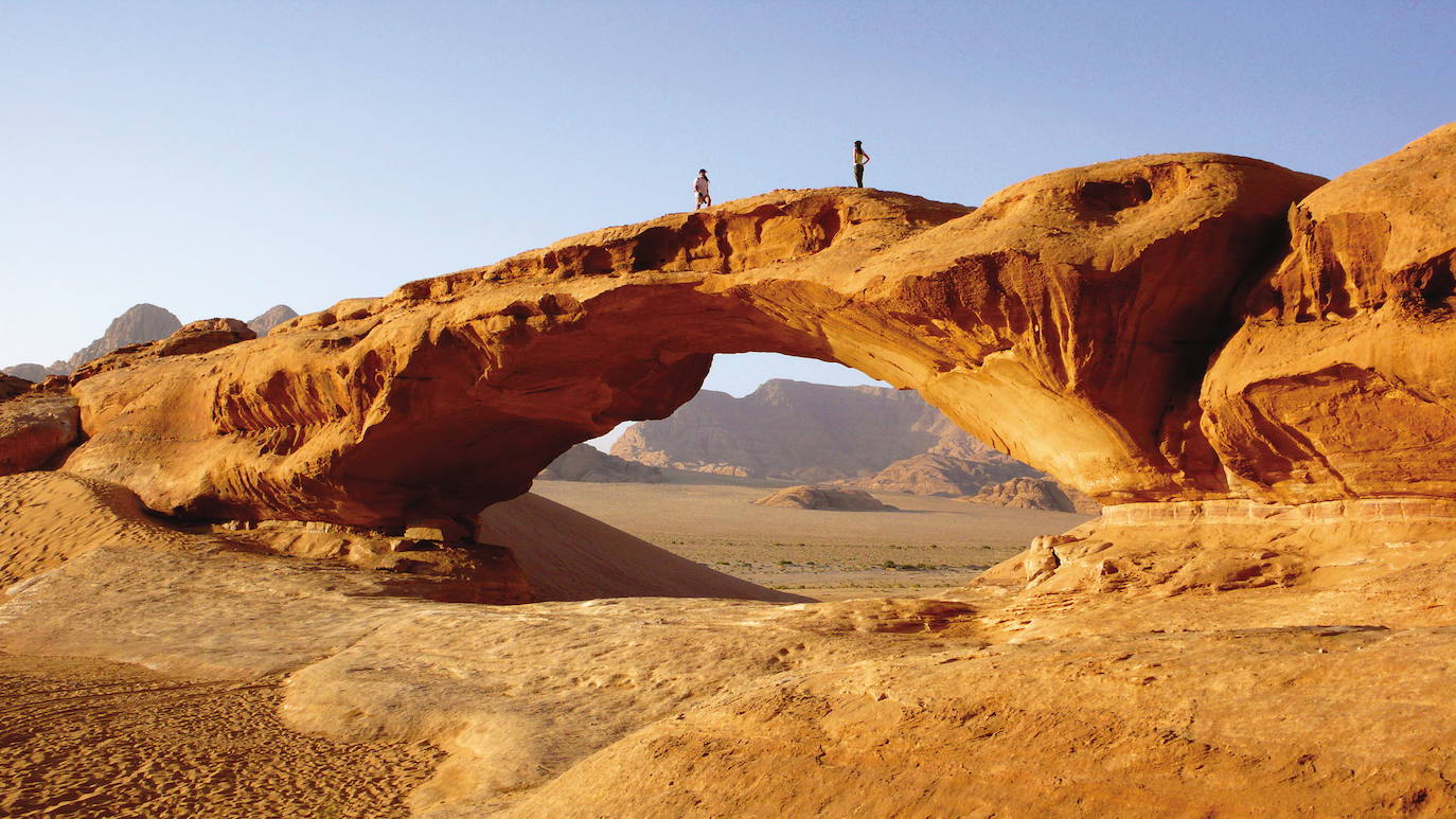 Wadi Rum (Jordania) | El Valle de la Luna o Wadi Rum, al sur de Jordania, es una zona desértica a unos 1.600 metros de altura cuyos abruptos paisajes han salido en películas como Lawrence de Arabia, de David Lean (1962), y Marte rojo, de Anthony Hoffman (2000). Allí el visitante puede disfrutar de hasta seis espectaculares puentes naturales. 