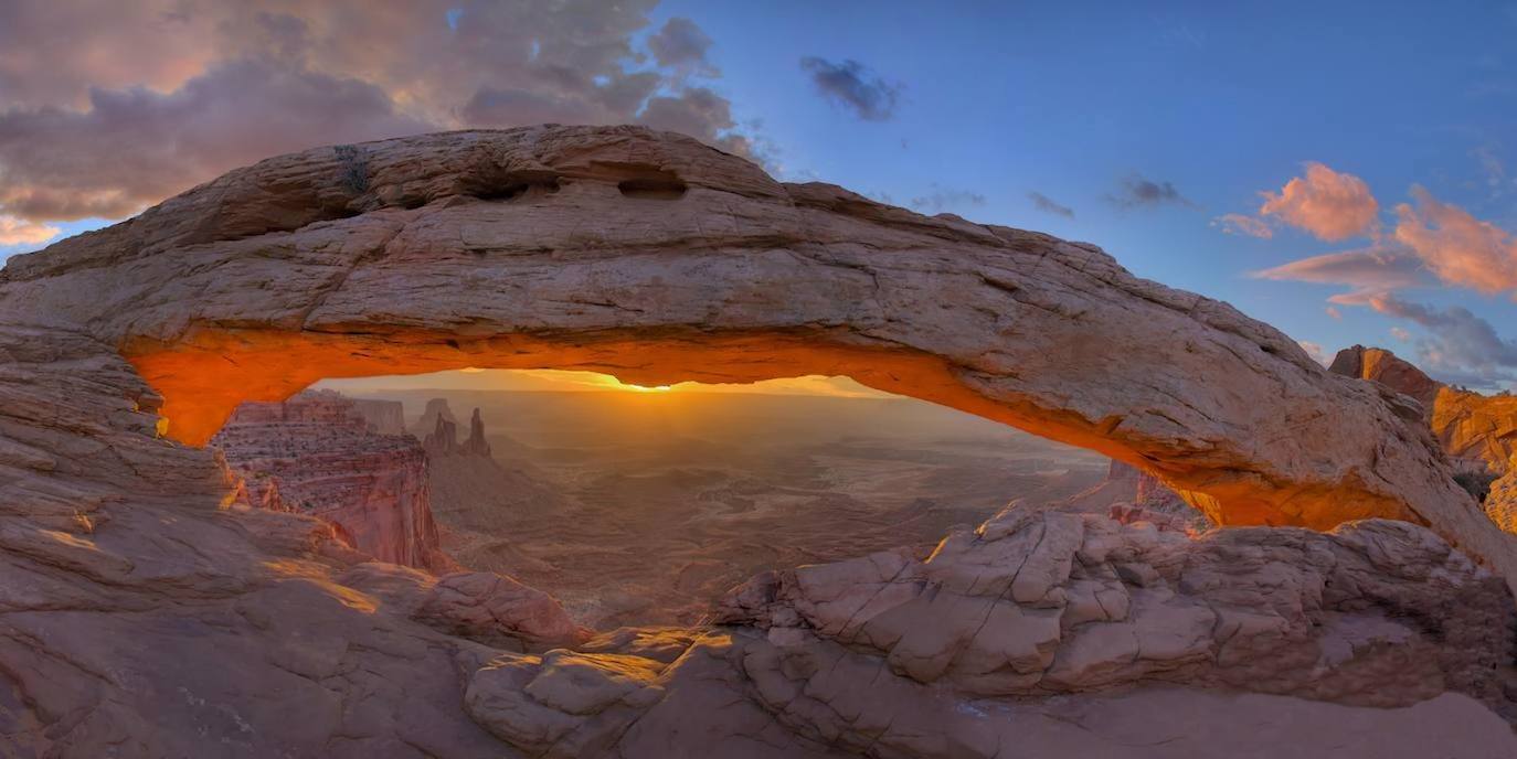 Arco Mesa, Utah (EE UU). También se ubica en el Parque Nacional de los Arcos, en el estado de Utah. Este lugar cuenta con más de 2.000 arcos naturales formados gracias al viento y la lluvia. 