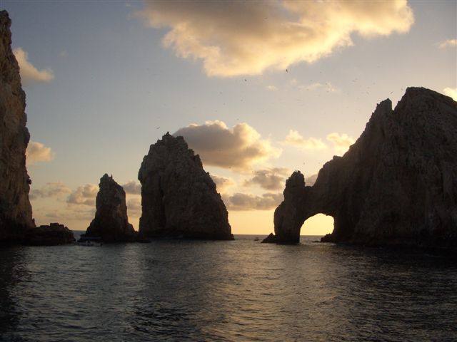 Arco de Cabo de San Lucas, en México. Se ubica en el extremo sur de la Península de Baja California Sur y hay quien le saca parecido con un un triceratops bebiendo agua. 