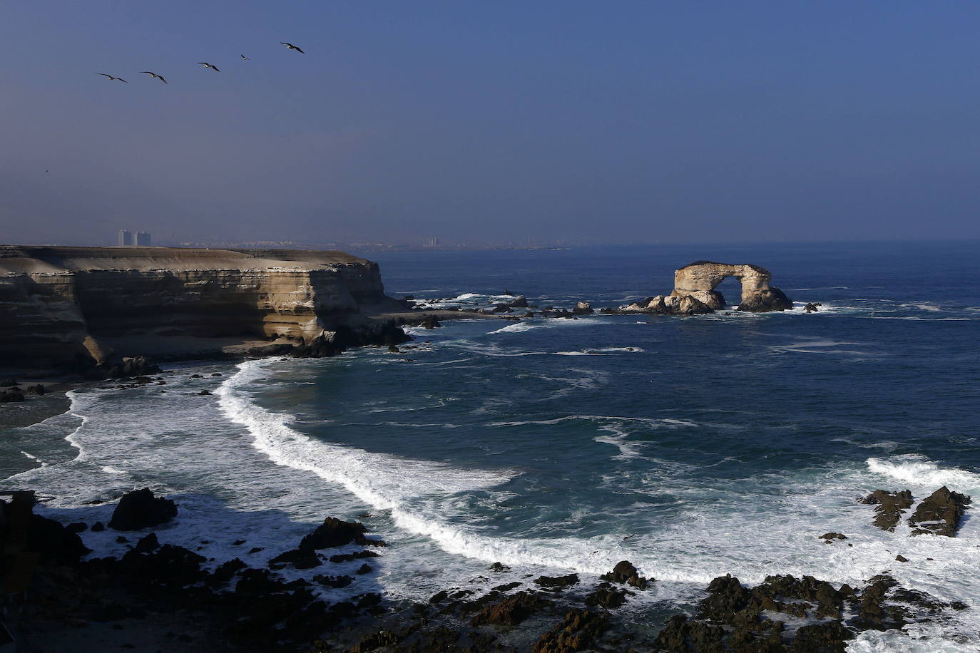 Monumento natural La Portada, en Chile. Este es uno de los 15 monumentos naturales comprendidos dentro de las áreas silvestres protegidas de Chile, a 18 kilómetros al norte de la ciudad de Antofagasta. El arco de La Portada cuenta con 43 metros de altura, 23 metros de ancho y 70 metros de largo. Todo ello, moldeado durante un largo proceso de erosión marina.