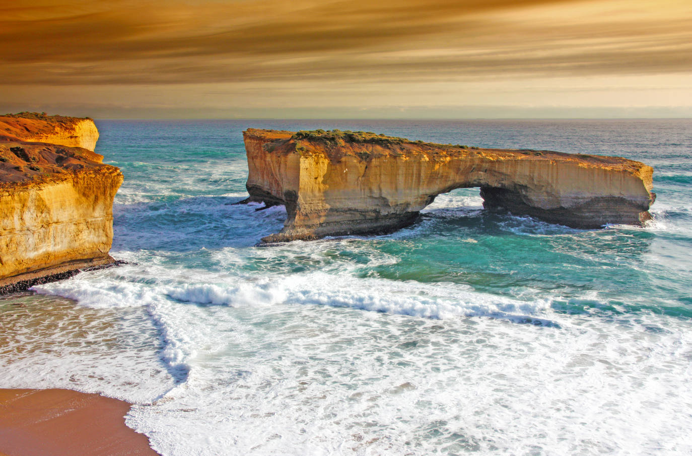 Puente de Londres (Australia) | Miles de turistas visitan anualmente este arco natural situado en el Parque Nacional Port Campbell. El tramo natural de roca, frente a la costa, se colapsó parcialmente en el año 1990 y se convirtió en un puente sin conexión.