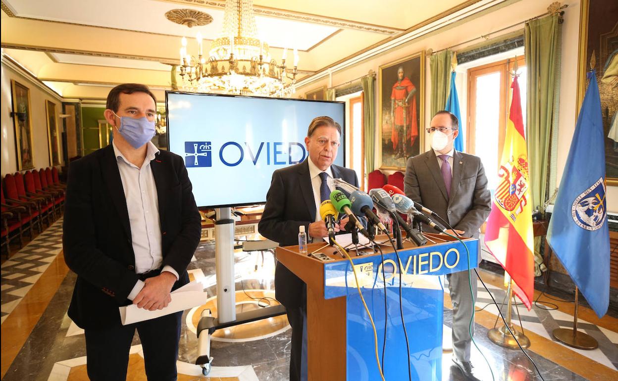 Alfredo Canteli, en el centro, tras la reunión mantenida con Barbón