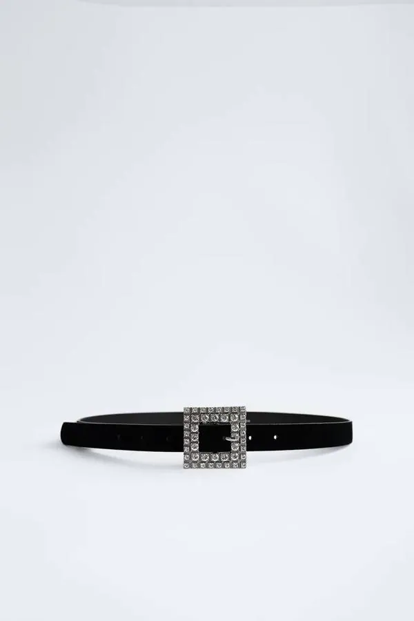 Cinturón de terciopelo con hebilla de joyas de Zara, 9,57 euros.