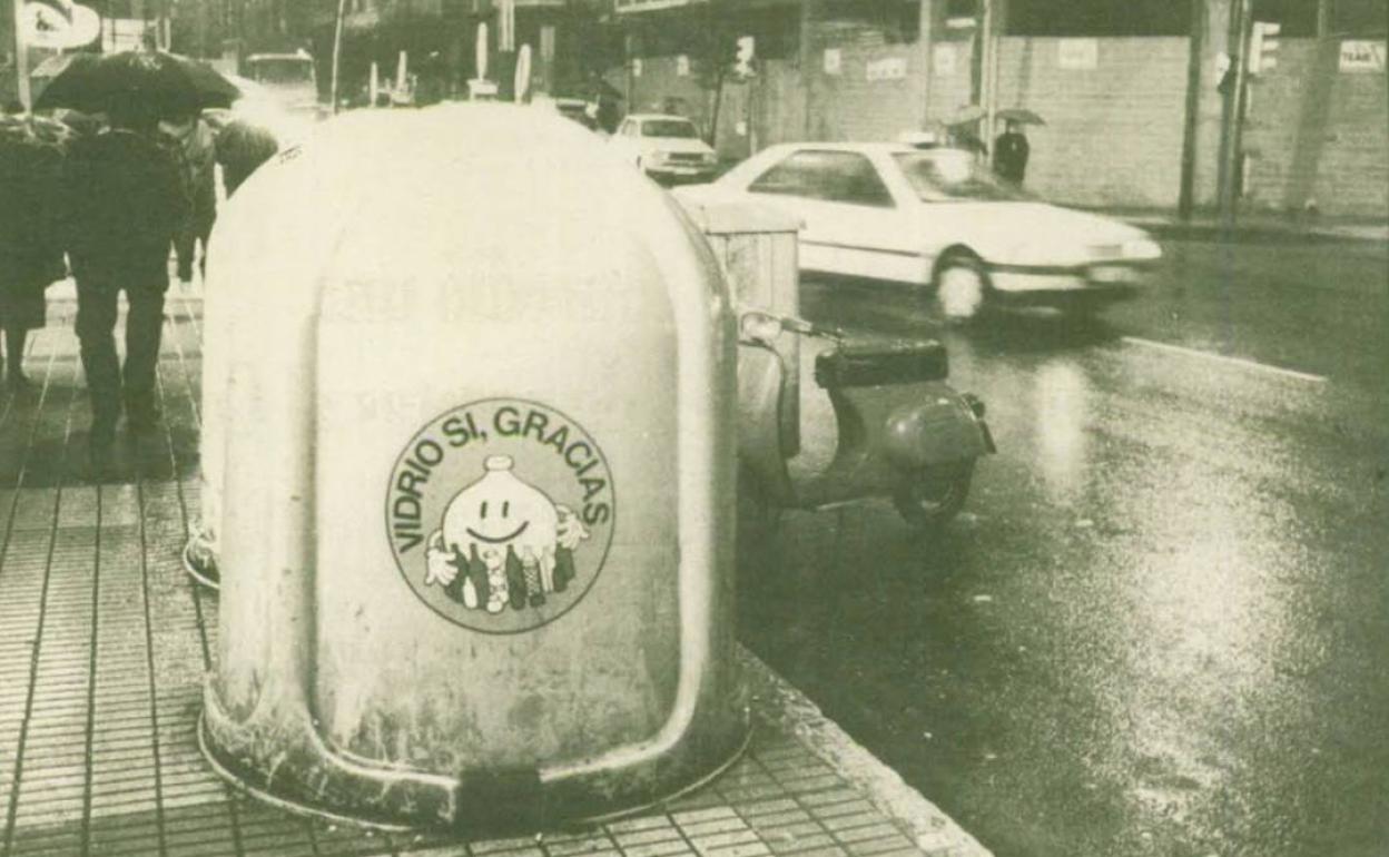 Contenedores de recogida de vidrio en Gijón, en 1990