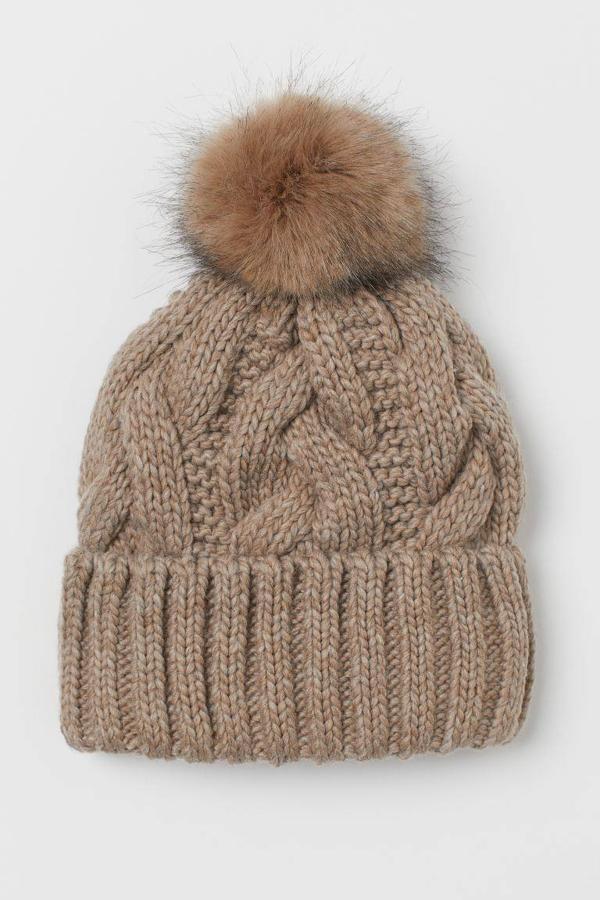 Gorro de punto en color marrón y de H&M, 7,99 euros.