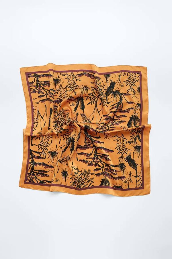 Pañuelo estampado en color ocre y satinado de Zara, 5,97 euros.