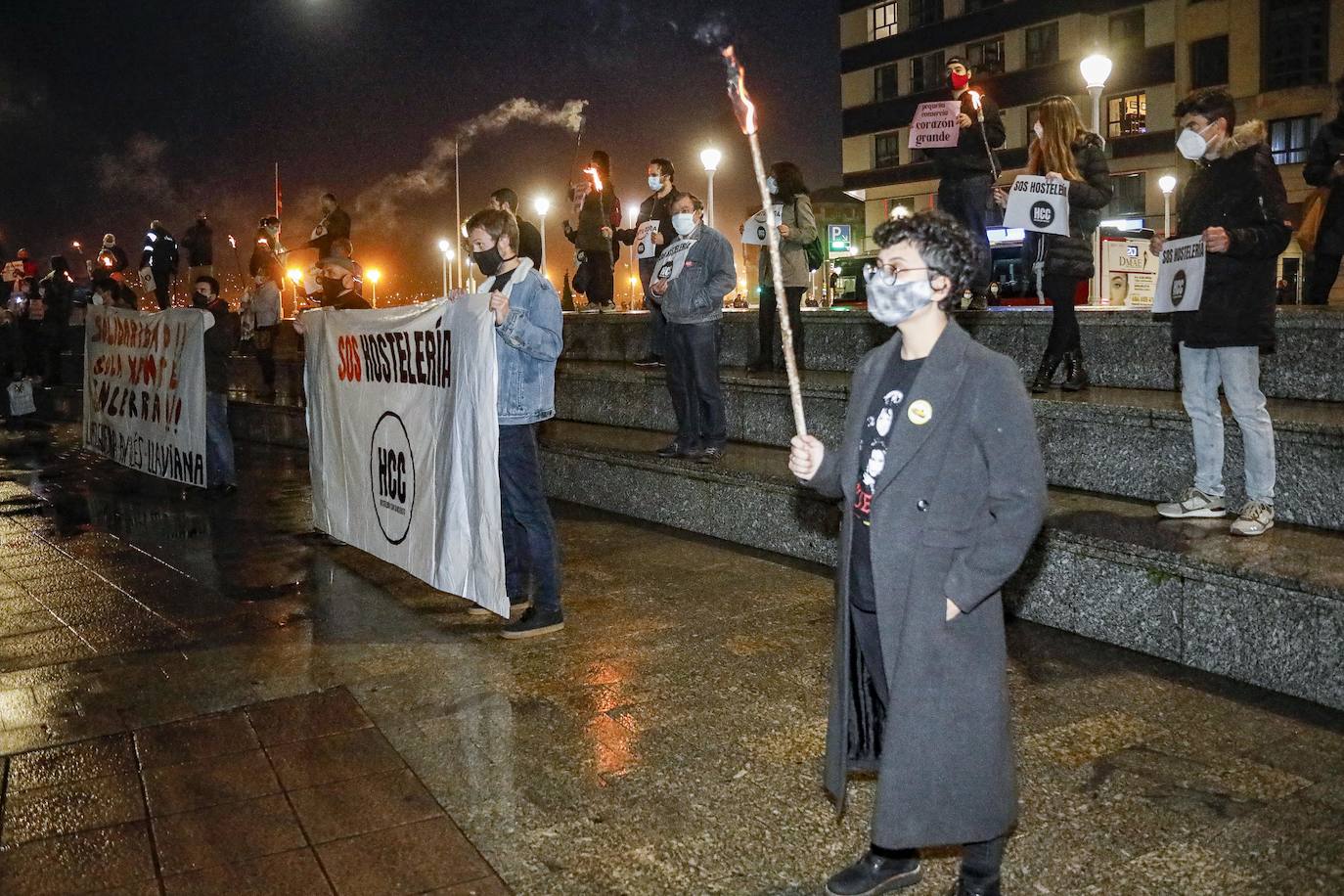 Hosteleros y comerciantes de Gijón se concentraron este sábado en los jardines del Náutico para reclamar soluciones a la actual situación que soportan. A continuación hubo un encendido de antorchas.