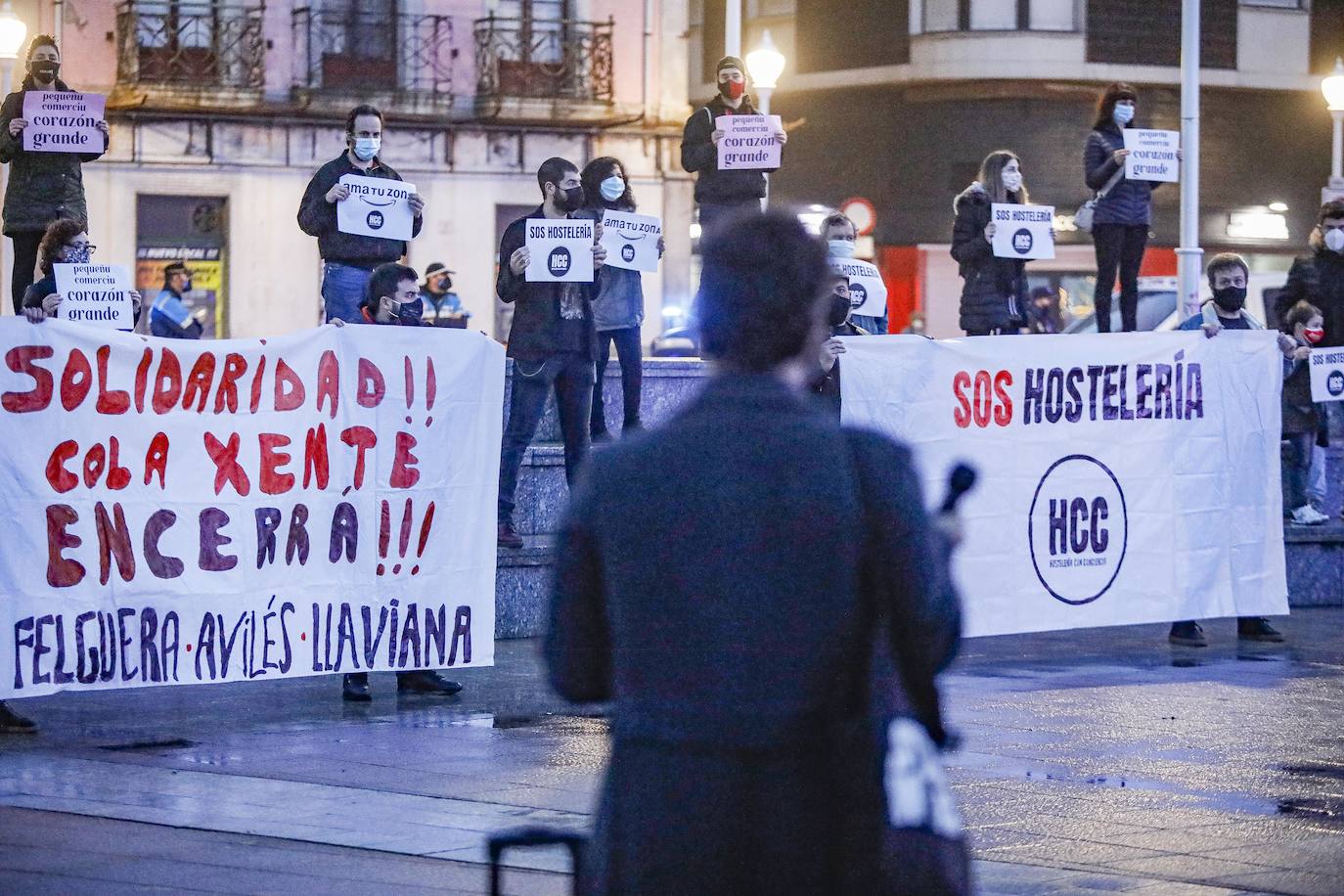 Hosteleros y comerciantes de Gijón se concentraron este sábado en los jardines del Náutico para reclamar soluciones a la actual situación que soportan. A continuación hubo un encendido de antorchas.