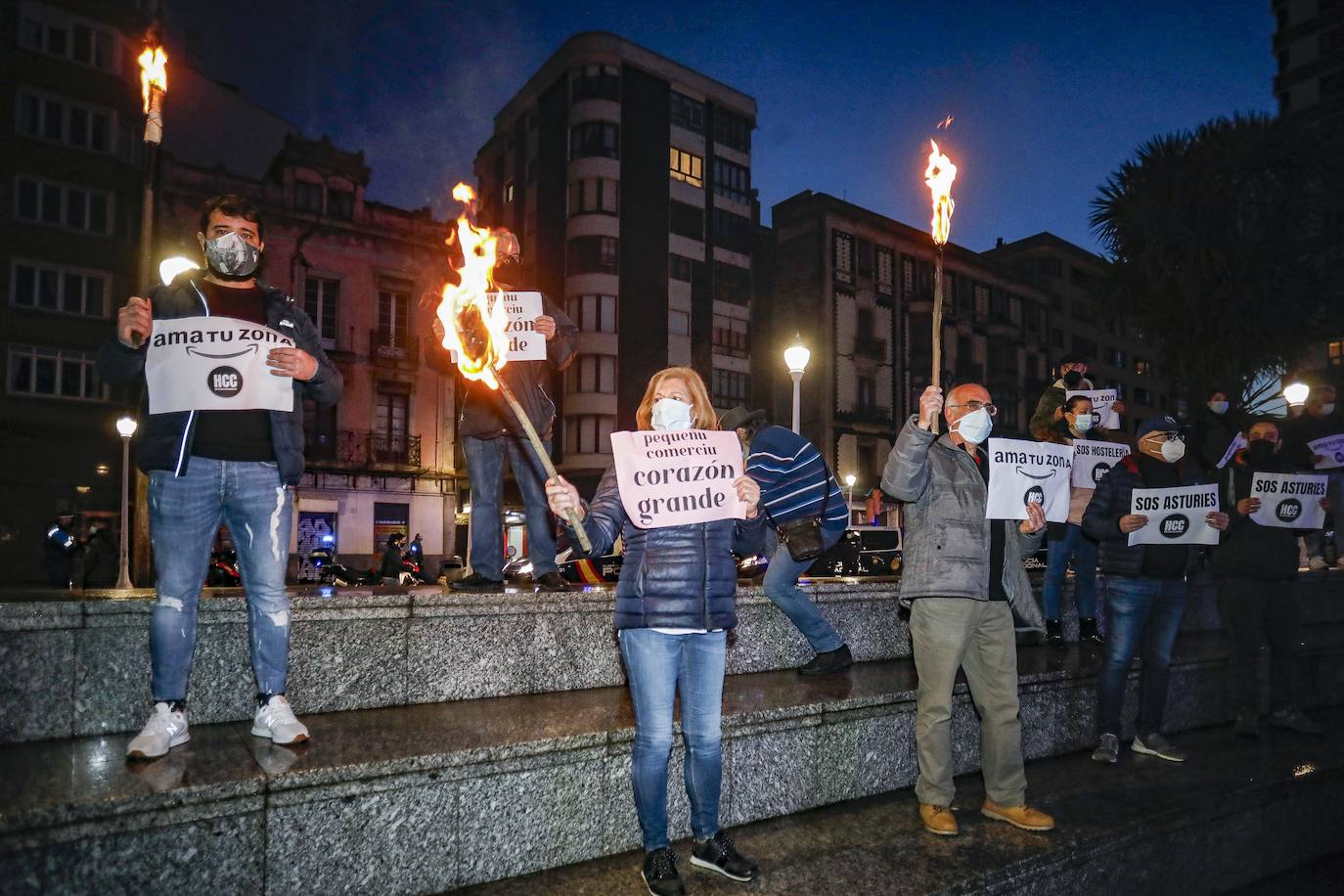 Hosteleros y comerciantes de Gijón se concentraron este sábado en los jardines del Náutico para reclamar soluciones a la actual situación que soportan. A continuación hubo un encendido de antorchas.