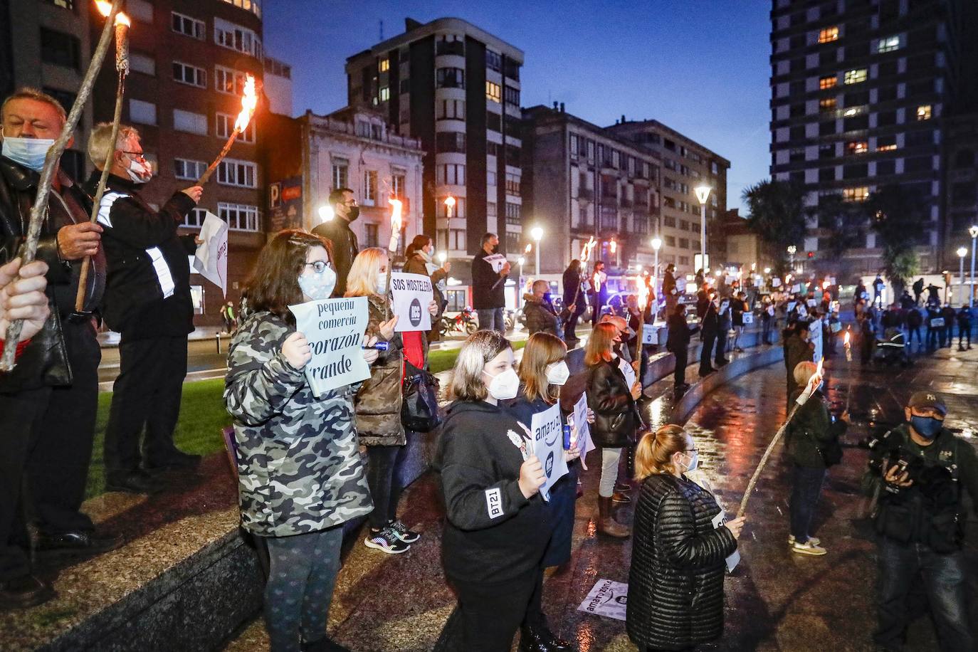 Hosteleros y comerciantes de Gijón se concentraron este sábado en los jardines del Náutico para reclamar soluciones a la actual situación que soportan. A continuación hubo un encendido de antorchas.